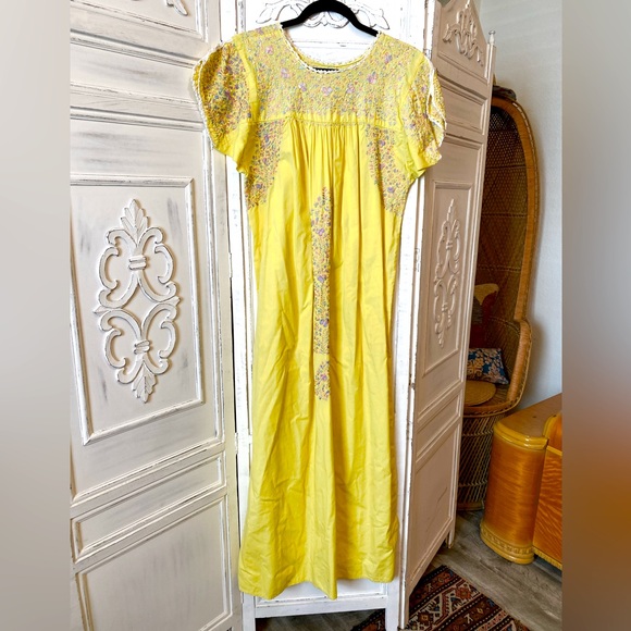 Vintage Dresses & Skirts - Vtg Mexican Oaxaca Embroidered Pastel Maxi Kaftan Yellow Dress
